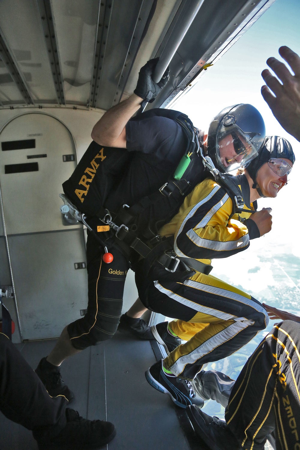 US Army 'Golden Knights' parachute team conducts Tandem Camp in Chicago