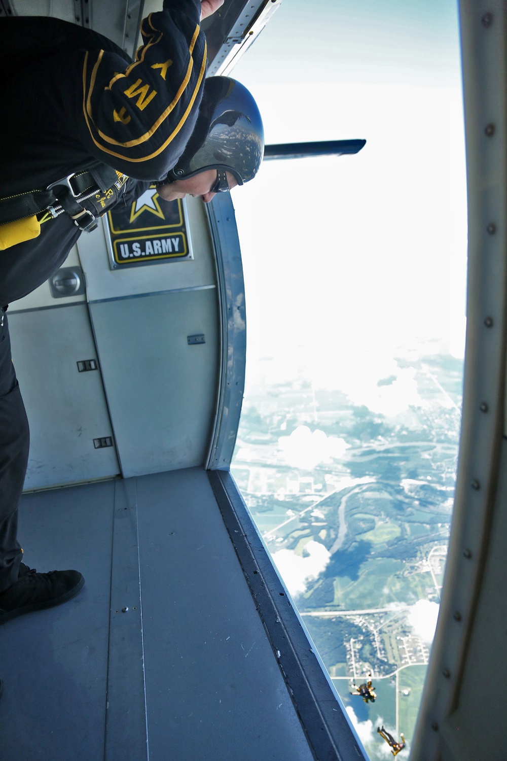 US Army 'Golden Knights' parachute team conducts Tandem Camp in Chicago