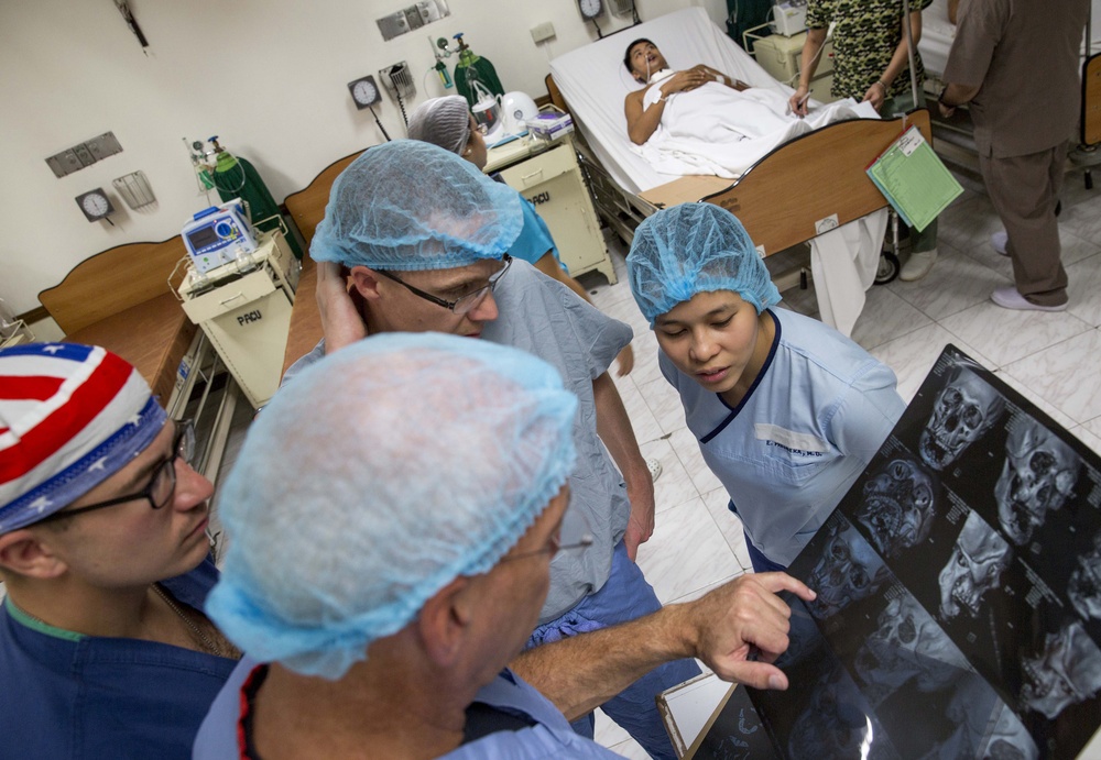 US Navy, Filipino doctors conduct surgery at Armed Forces of the Philippines Medical Center during Pacific Partnership 2015