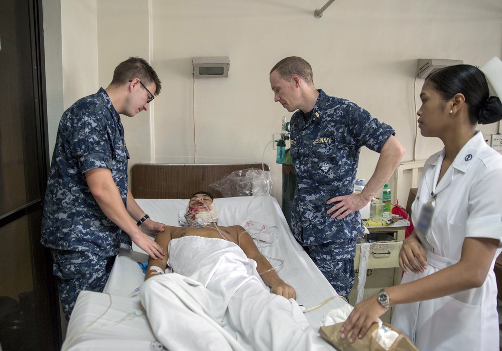 US Navy, Filipino doctors conduct surgery at Armed Forces of the Philippines Medical Center during Pacific Partnership 2015