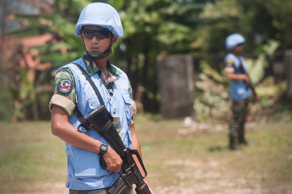 Malaysian armed forces secure distribution site during Exercise Keris Aman 2015