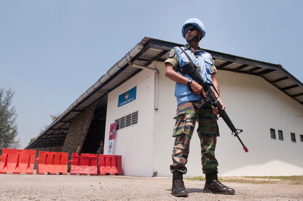 Malaysian armed forces secure distribution site during Exercise Keris Aman 2015