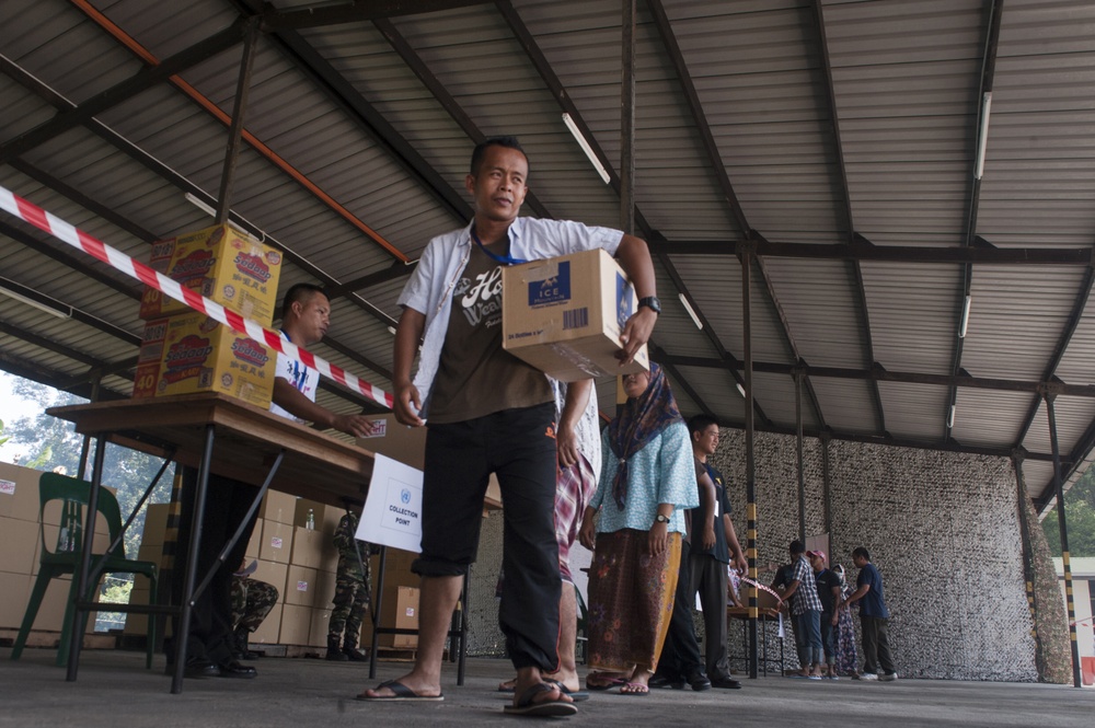 Malaysian armed forces secure distribution site during Exercise Keris Aman 2015