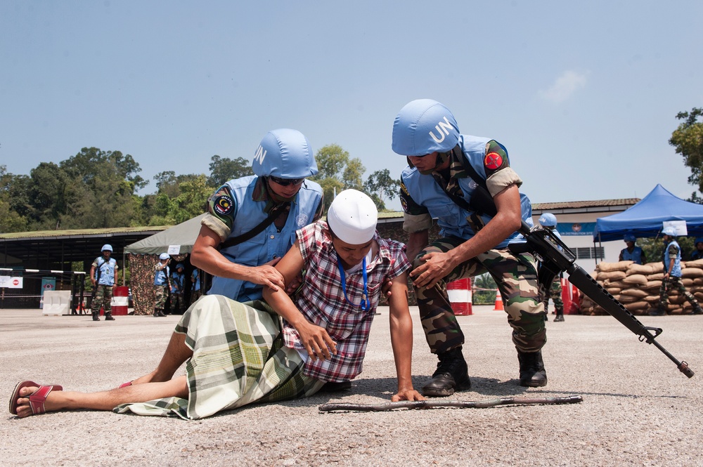 Malaysian armed forces secure distribution site during Exercise Keris Aman 2015