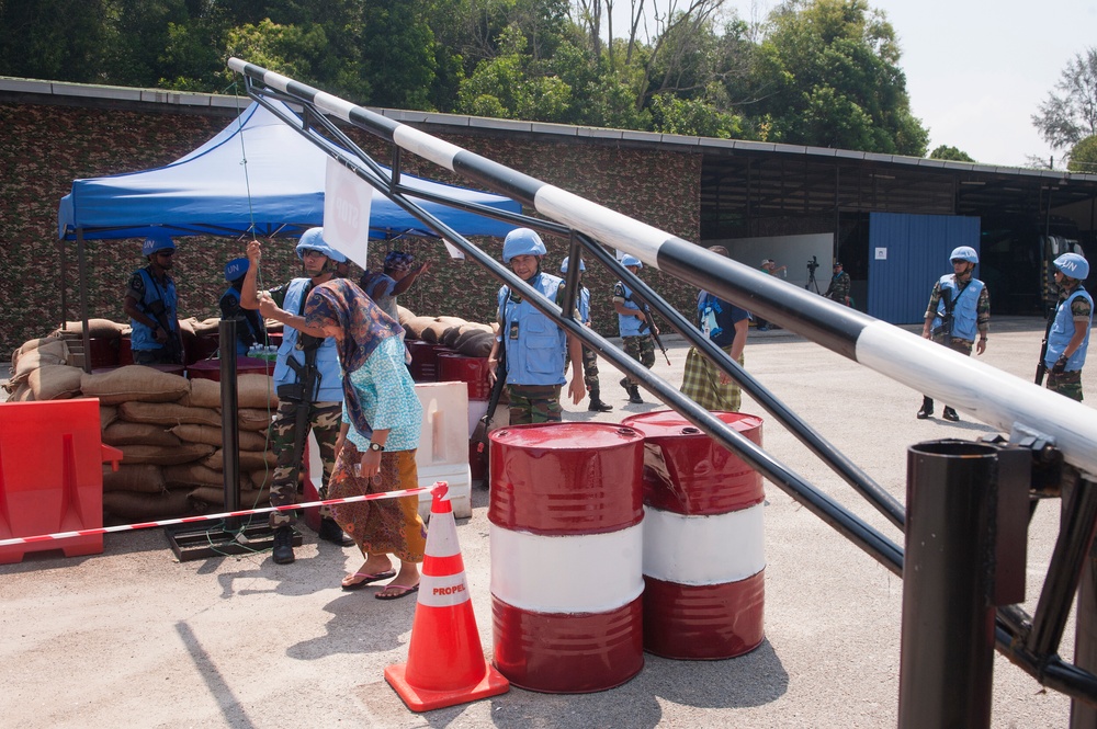 Malaysian armed forces secure distribution site during Exercise Keris Aman 2015