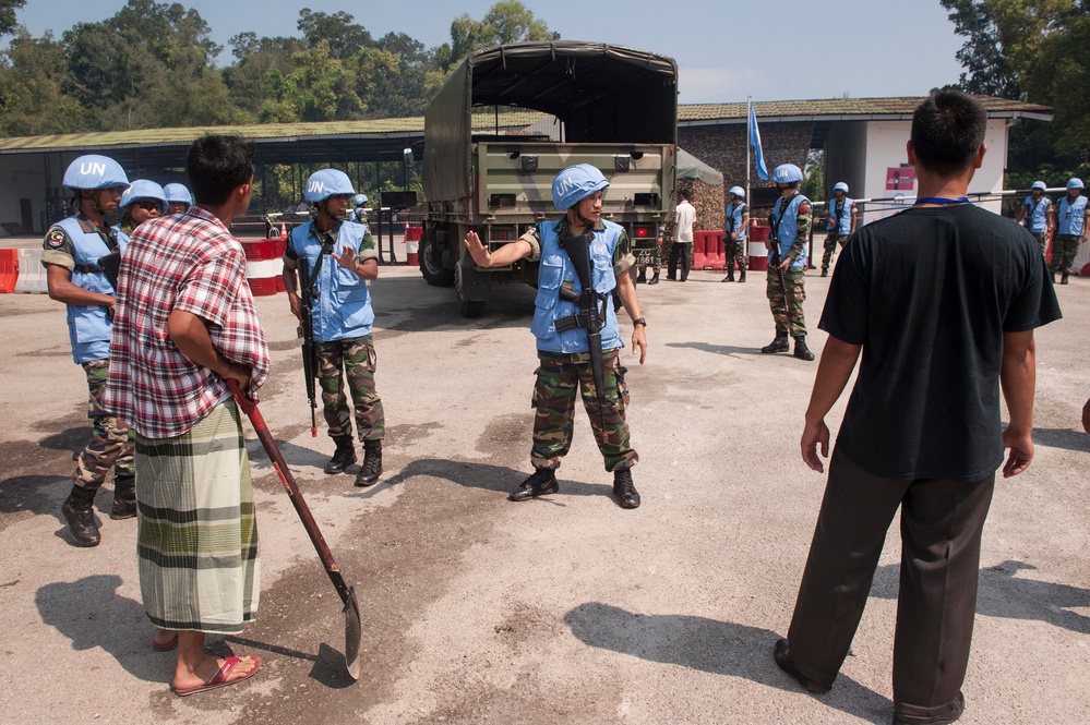 Malaysian armed forces secure distribution site during Exercise Keris Aman 2015