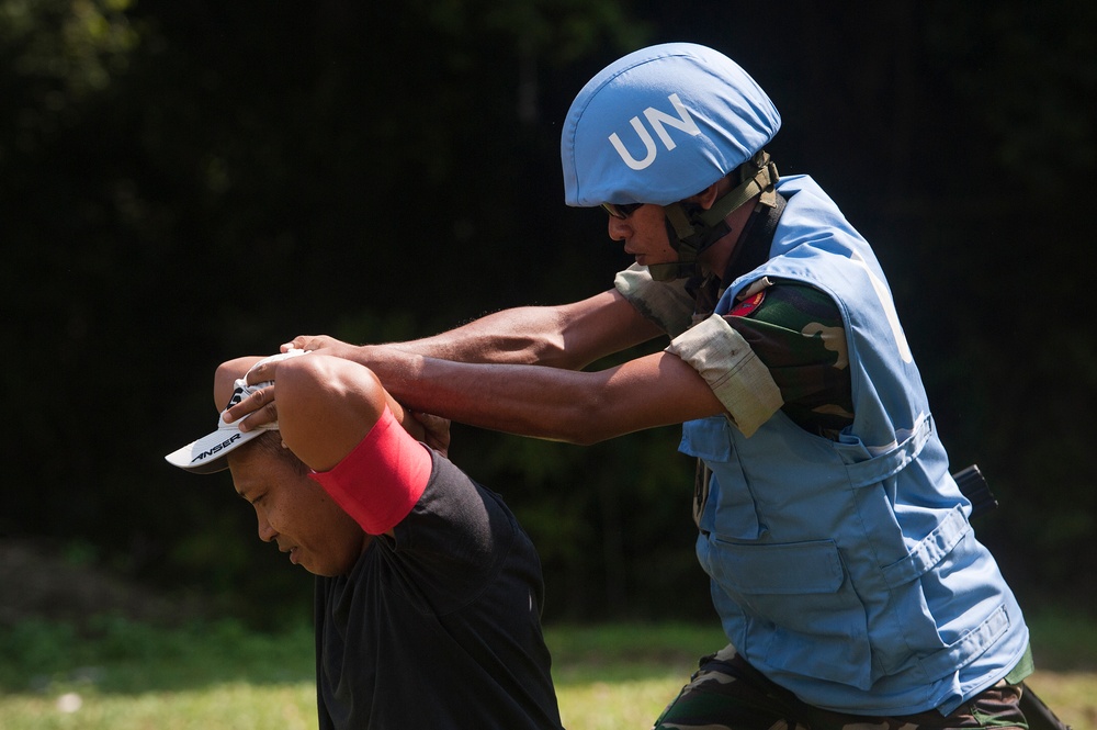 Malaysian armed forces secure distribution site during Exercise Keris Aman 2015