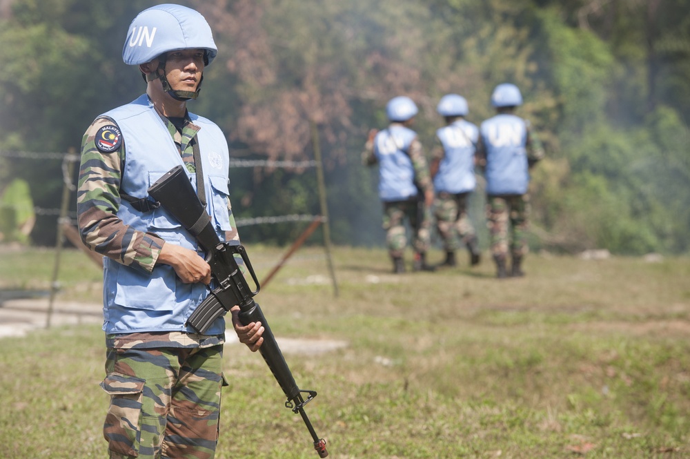 Malaysian armed forces secure distribution site during Exercise Keris Aman 2015