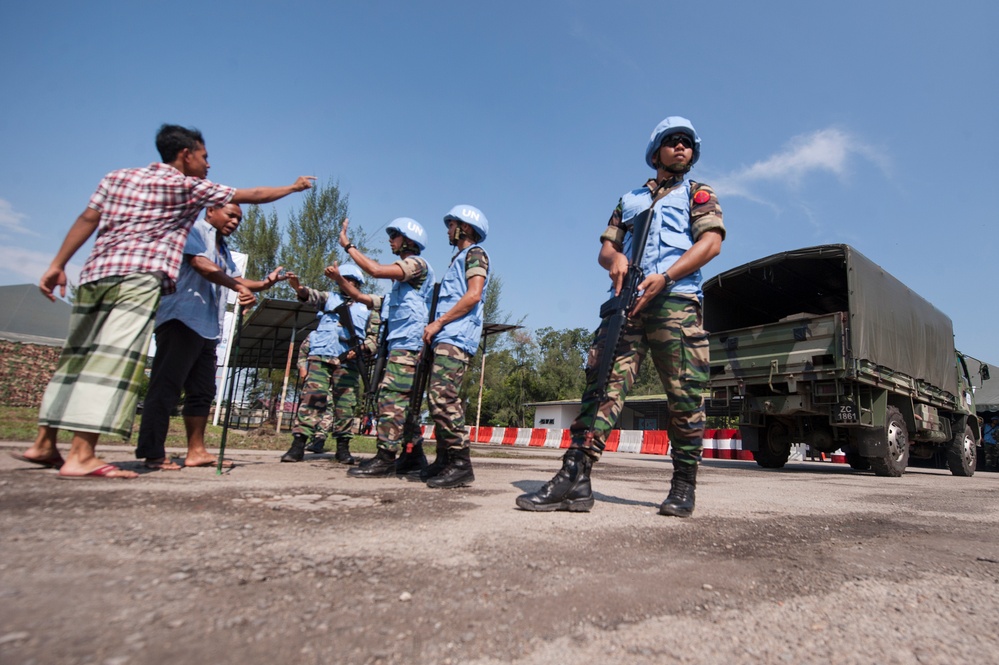 Malaysian armed forces secure distribution site during Exercise Keris Aman 2015