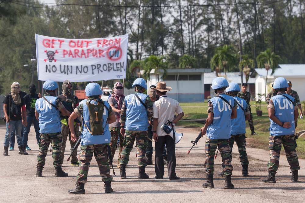 Malaysian armed forces secure distribution site during Exercise Keris Aman 2015