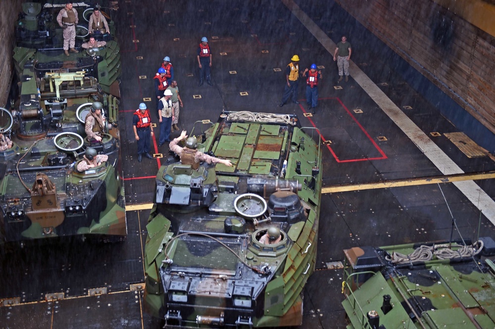 31st MEU, USS Ashland assist Saipan