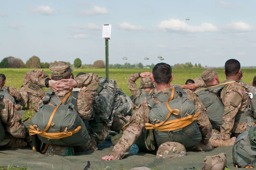 Estonian, US forces conduct airborne operations