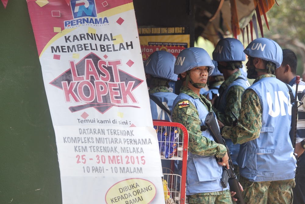 Royal Brunei Armed Forces platoon conducts cordon and search training during Keris Aman 2015