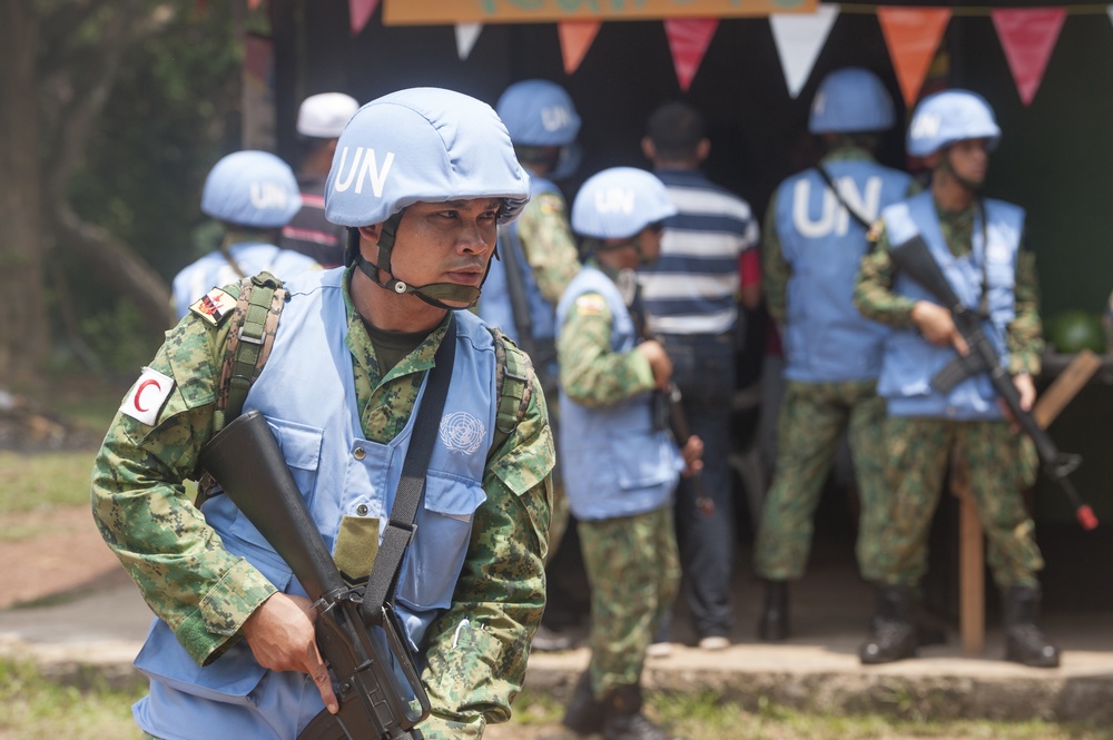 Royal Brunei Armed Forces platoon conducts cordon and search training during Keris Aman 2015