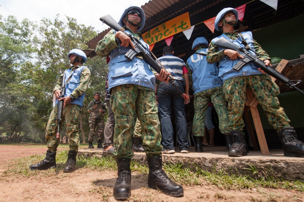 Royal Brunei Armed Forces platoon conducts cordon and search training during Keris Aman 2015