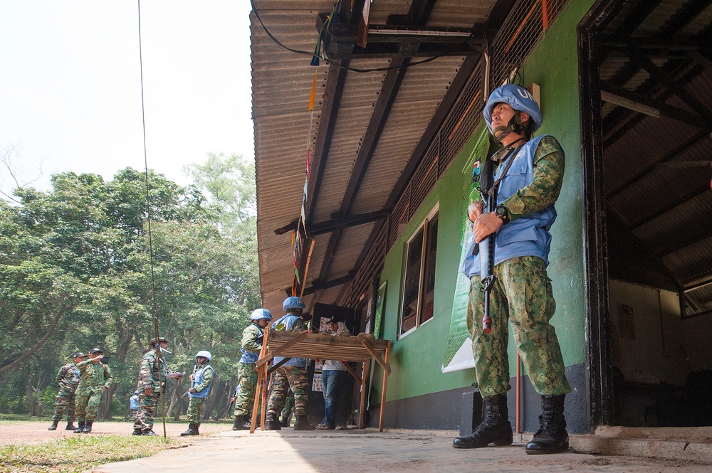 Royal Brunei Armed Forces platoon conducts cordon and search training during Keris Aman 2015