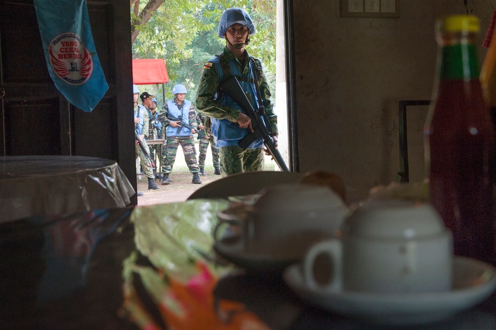 Royal Brunei Armed Forces platoon conducts cordon and search training during Keris Aman 2015