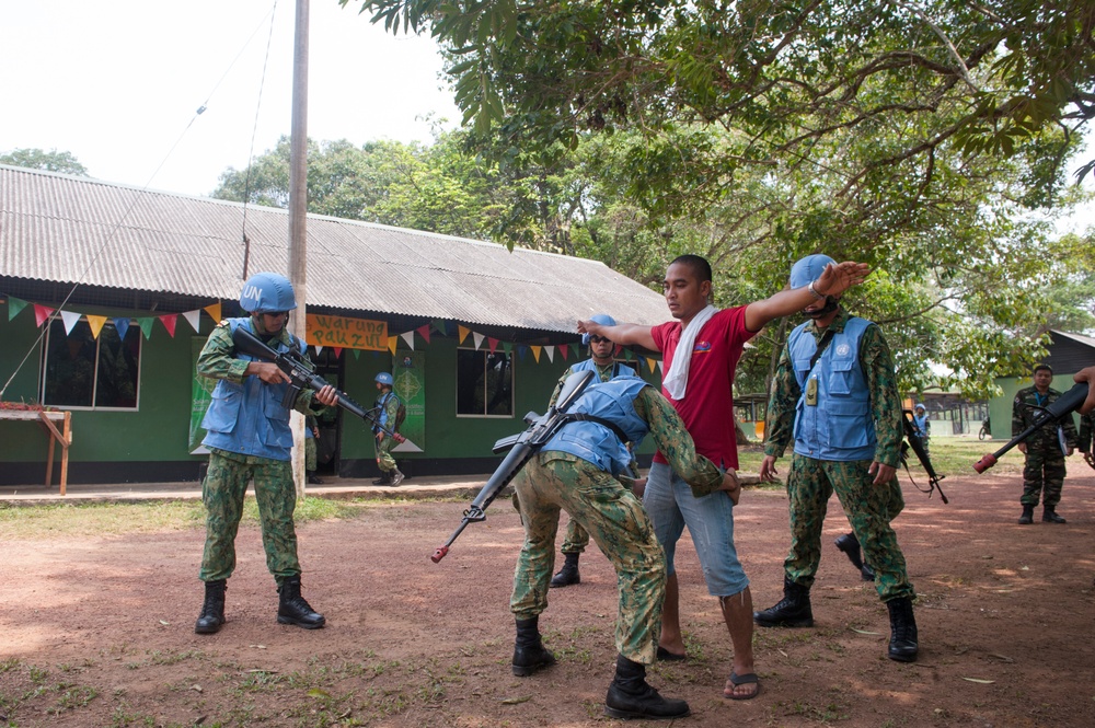 Royal Brunei Armed Forces platoon conducts cordon and search training during Keris Aman 2015