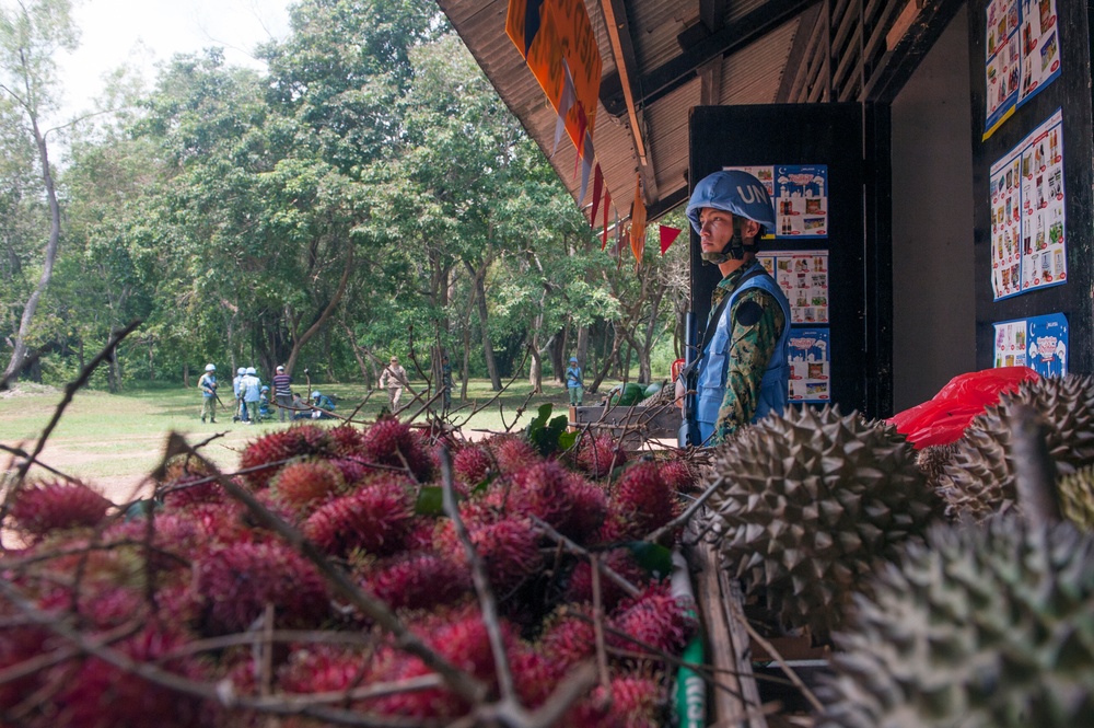 Royal Brunei Armed Forces platoon conducts cordon and search training during Keris Aman 2015