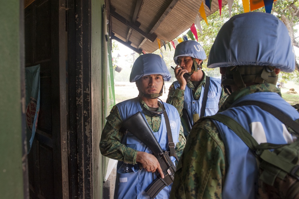 Royal Brunei Armed Forces platoon conducts cordon and search training during Keris Aman 2015