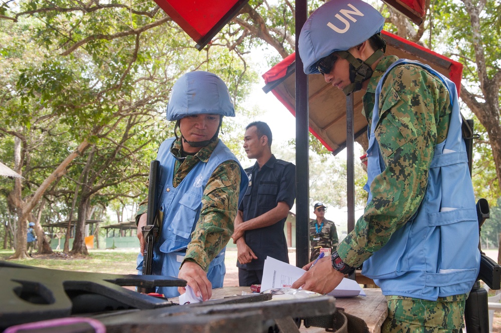 Royal Brunei Armed Forces platoon conducts cordon and search training during Keris Aman 2015