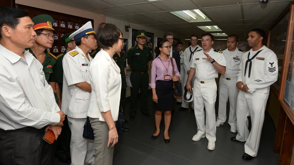 Distinguished visitors tour USNS Mercy in Vietnam during Pacific Partnership 2015