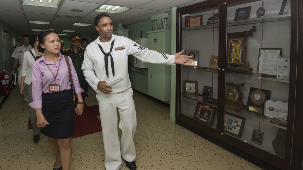 Distinguished visitors tour USNS Mercy in Vietnam during Pacific Partnership 2015