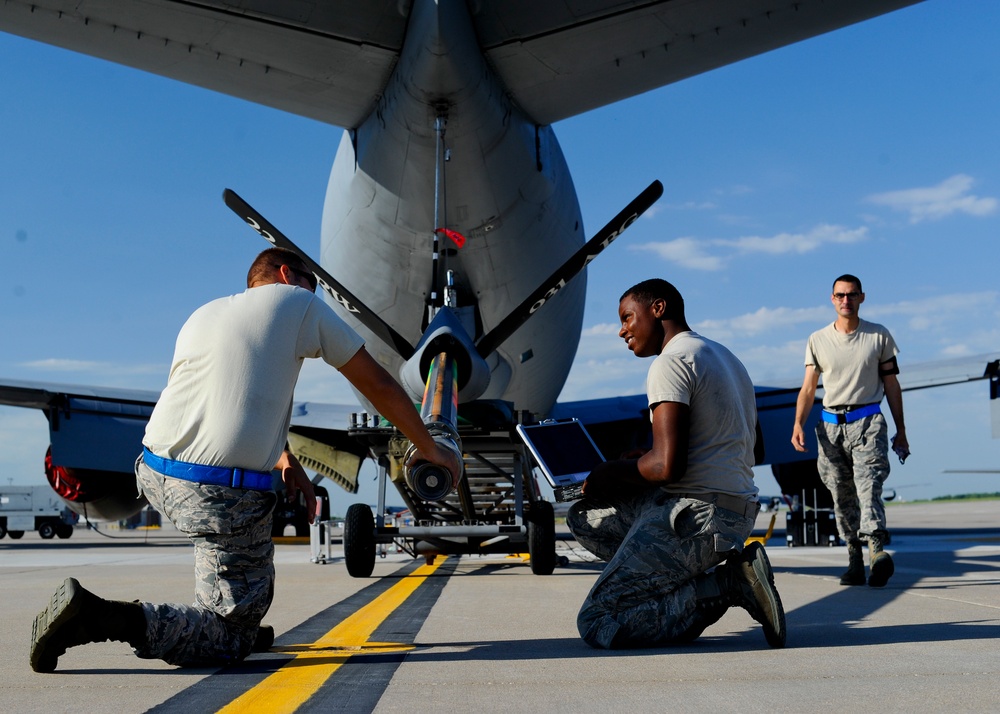 Hydraulics Airmen inspect boom