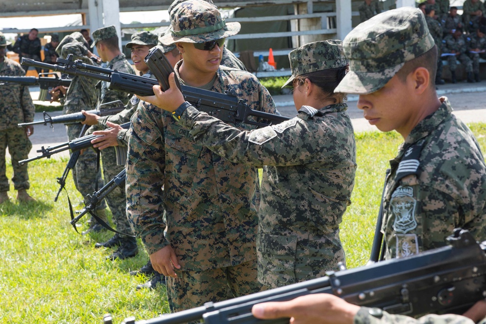 US Marines teach tactics to Hondurans