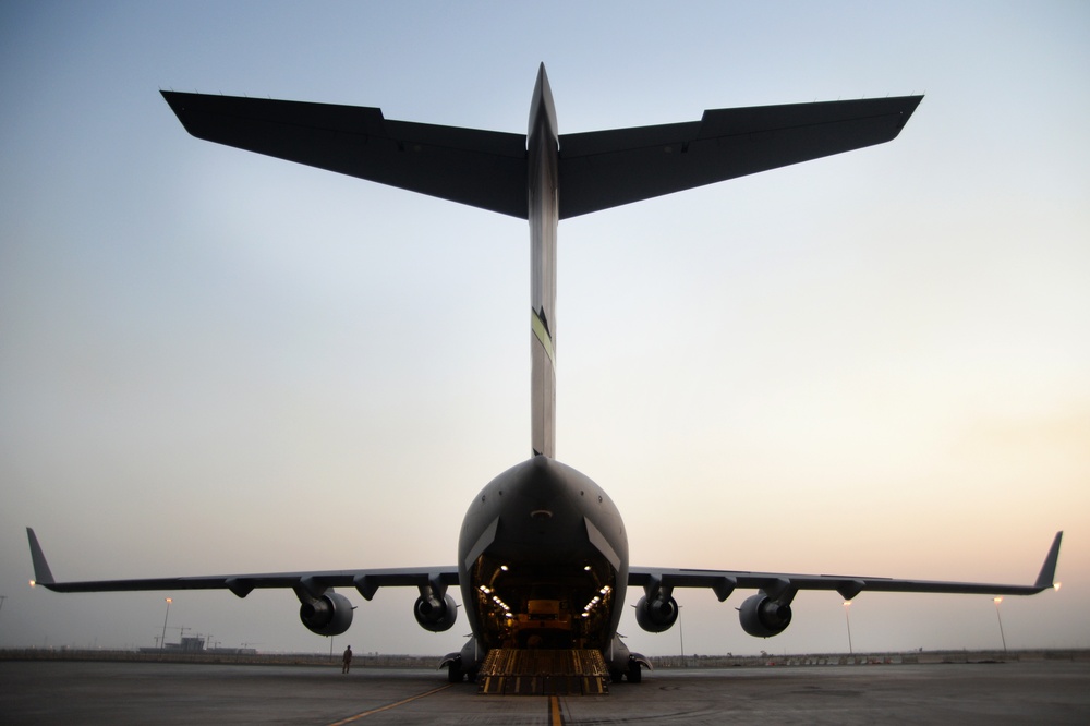 C-17 crew members provide Operation Inherent Resolve support