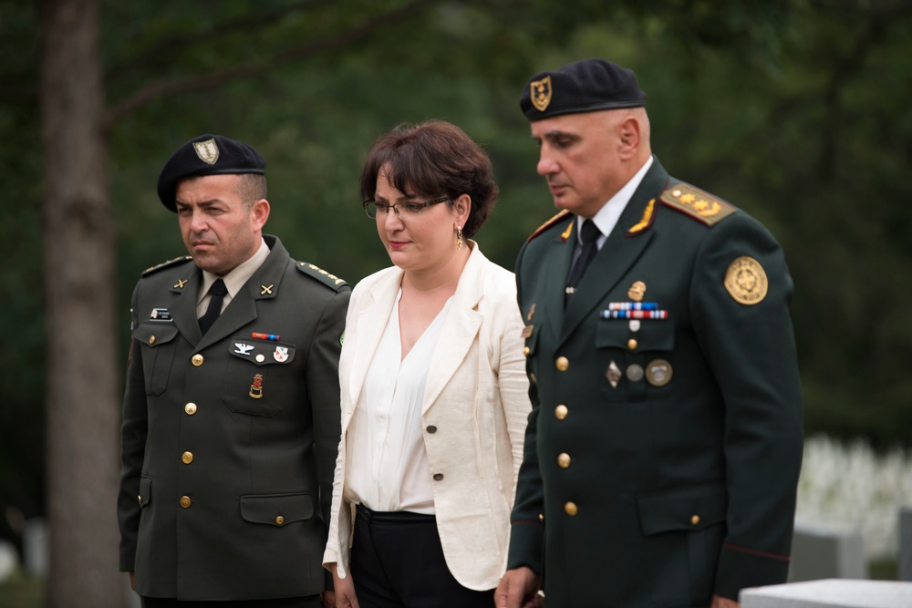 Minister of Defence of Georgia lays a wreath at the headstone of US Army Gen. John M.D. Shalikashvili