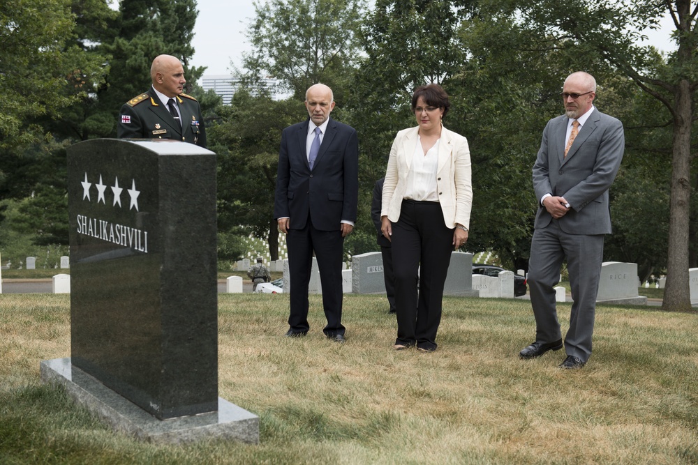 Minister of Defence of Georgia lays a wreath at the headstone of US Army Gen. John M.D. Shalikashvili