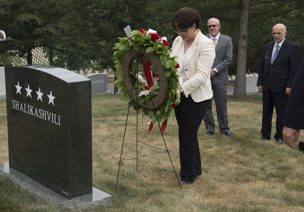 Minister of Defence of Georgia lays a wreath at the headstone of US Army Gen. John M.D. Shalikashvili