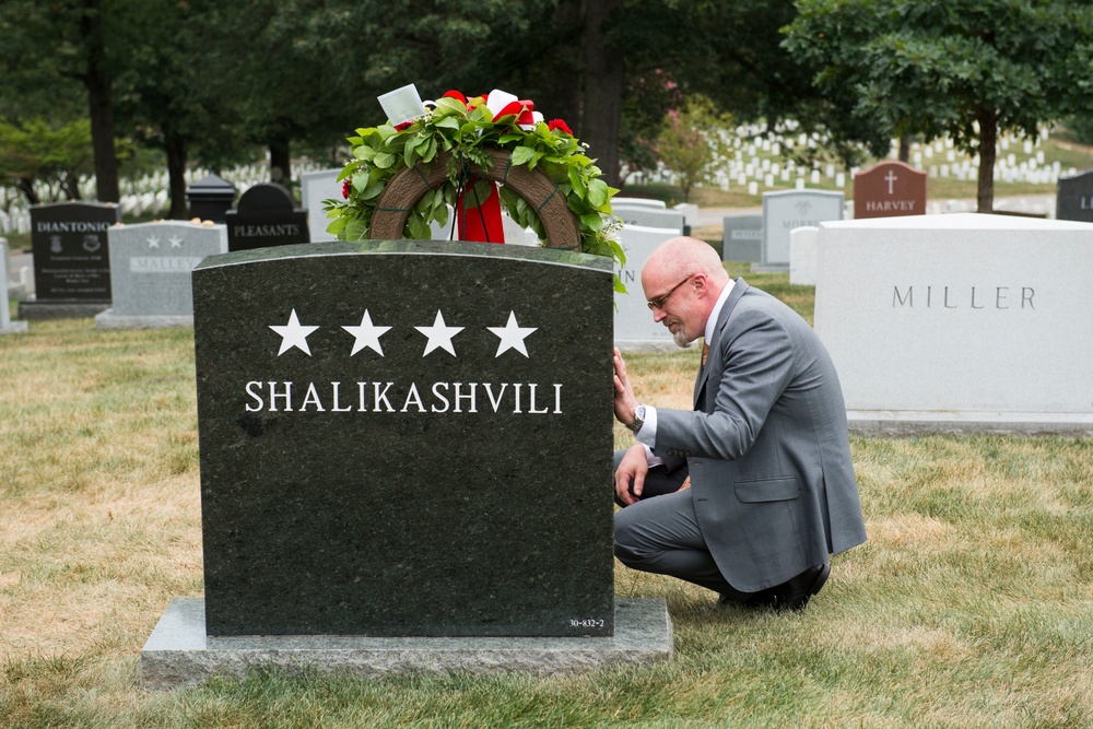 Minister of Defence of Georgia lays a wreath at the headstone of US Army Gen. John M.D. Shalikashvili