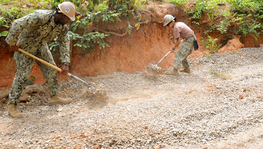 SPS-JHSV 15 rebuilds roads in Honduras