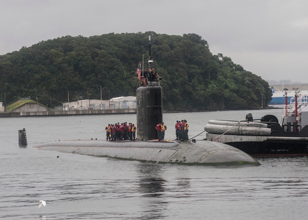 USS Santa Fe mooring prep at Fleet Activities Yokosuka