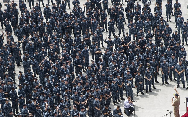 Greenert visits with sailors