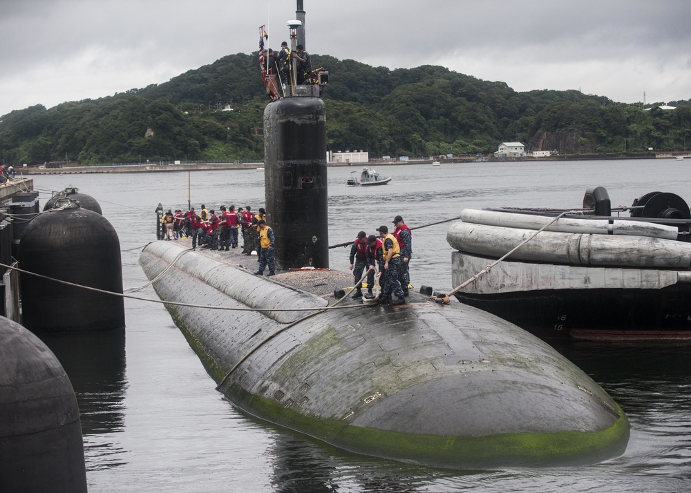 USS Santa Fe mooring prep at Fleet Activities Yokosuka
