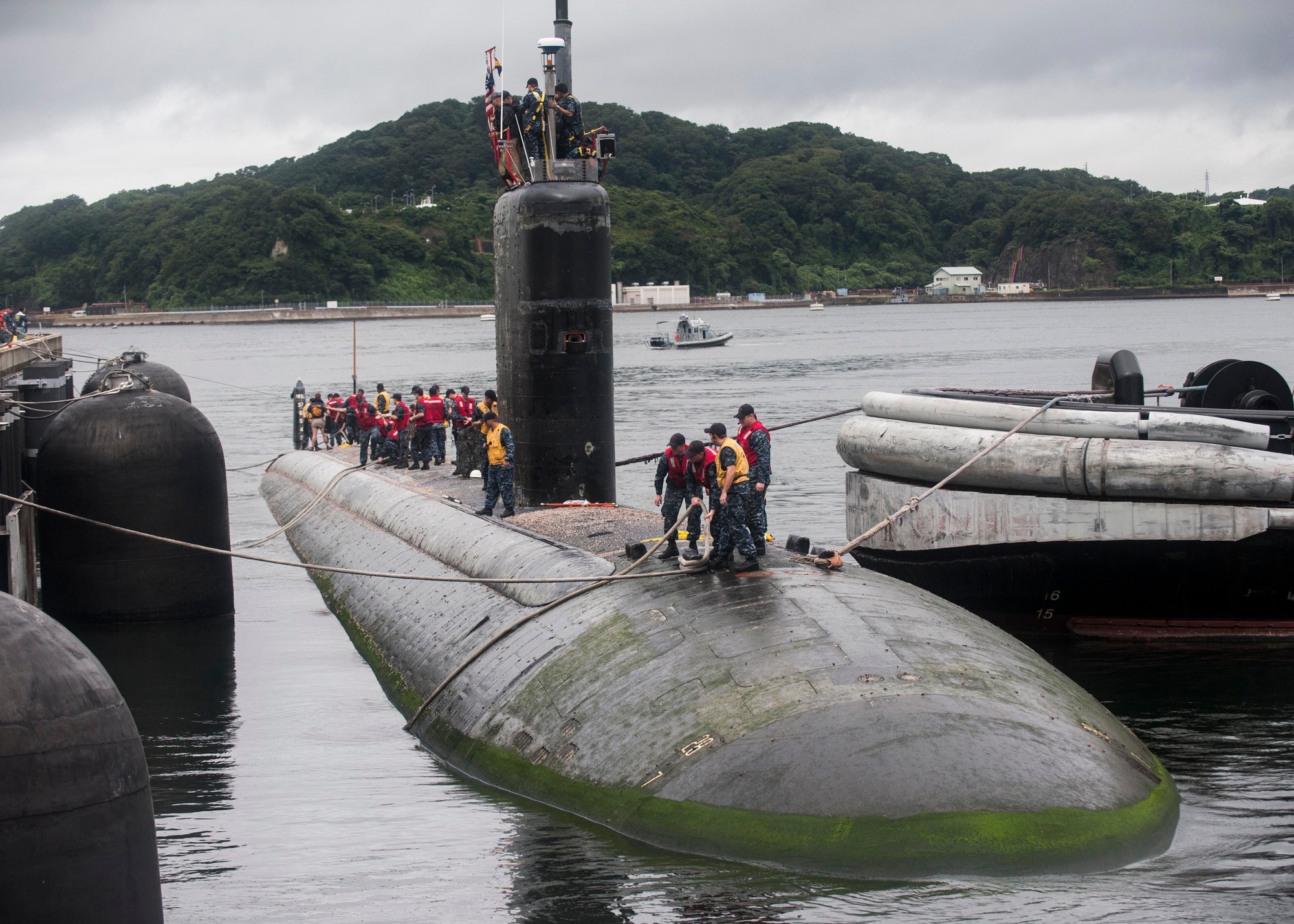 DVIDS - Images - USS Santa Fe mooring prep at Fleet Activities