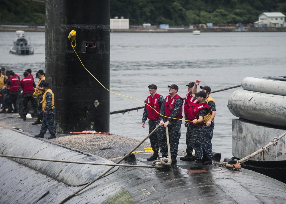 USS Santa Fe mooring prep at Fleet Activities Yokosuka