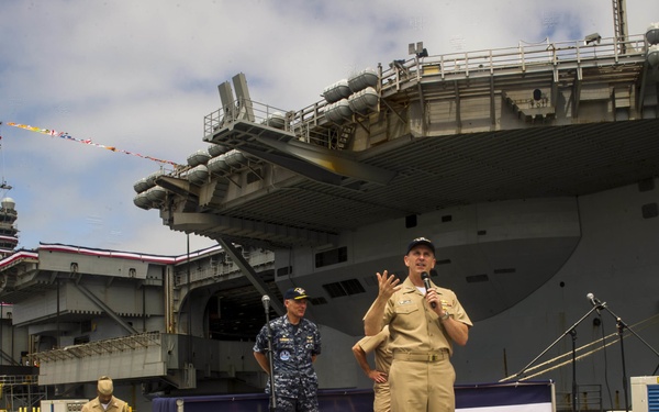 Greenert visits with sailors