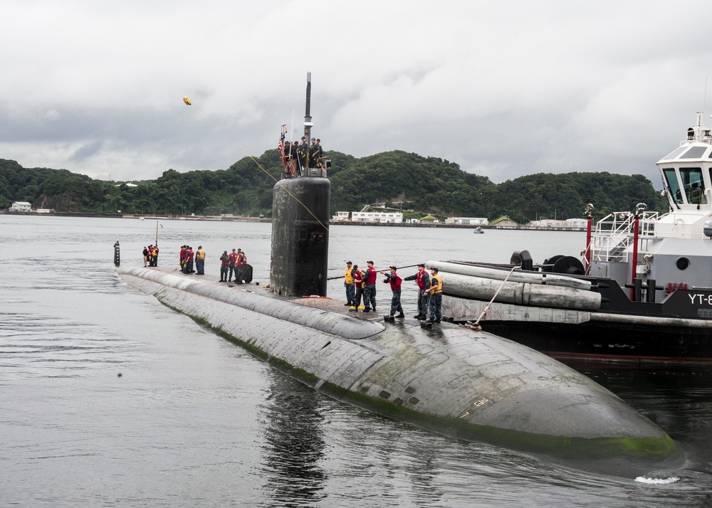 USS Santa Fe mooring prep at Fleet Activities Yokosuka