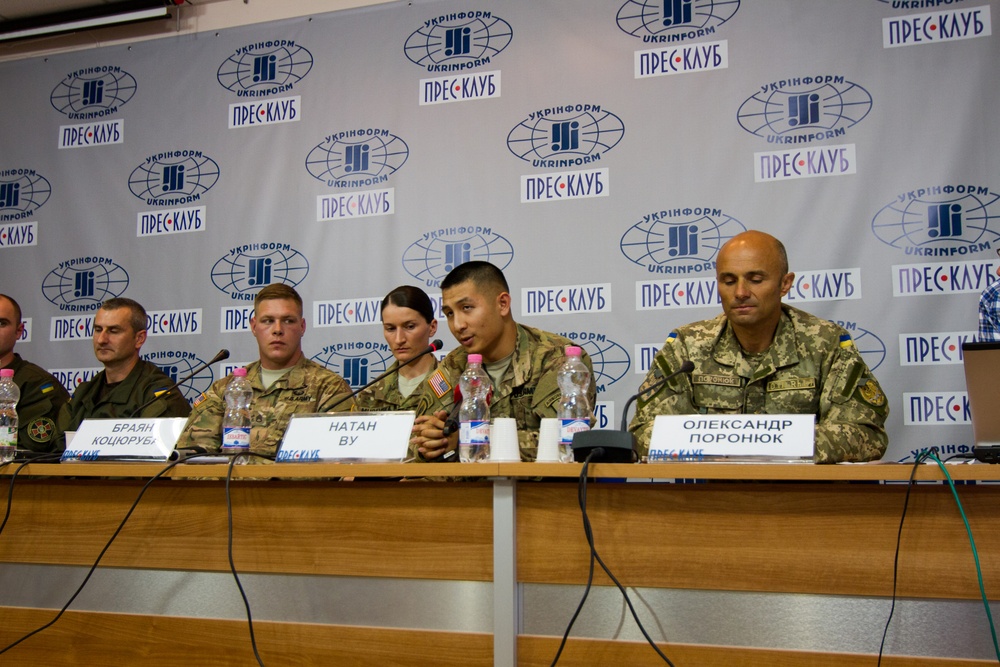 Paratroopers talk medical first aid with Ukrainian journalists