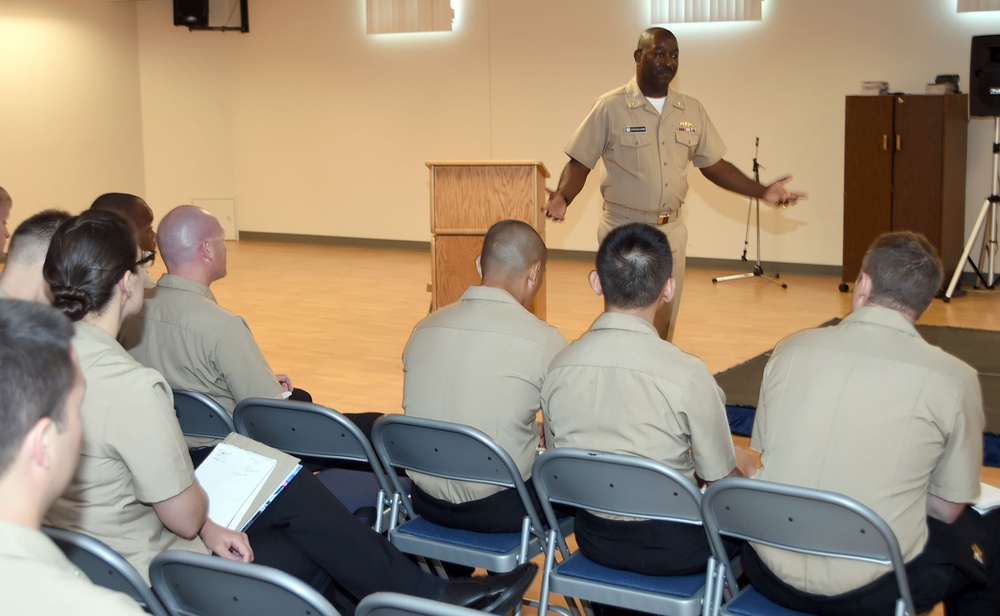 Commander, Naval Service Training Command visits with TSC chief selects