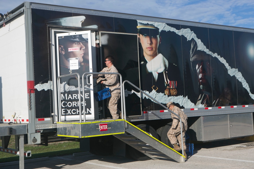 MCCS Marines bring comforts of home to the field