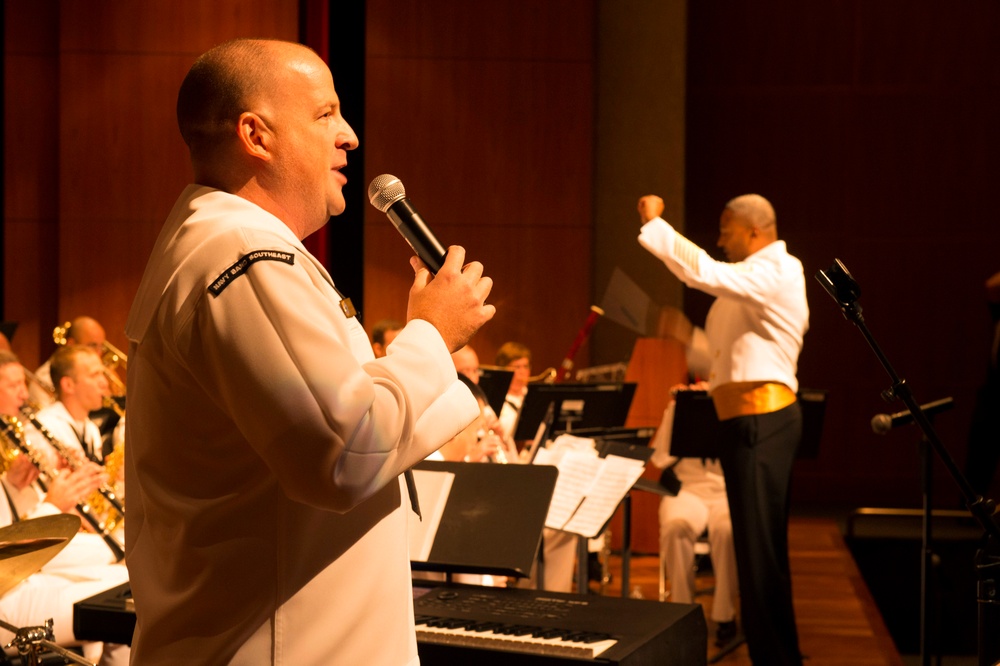 MU1 sings during Kansas City Navy night