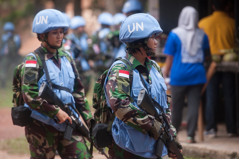 Indonesian National Armed Forces platoon executes cordon and search during Keris Aman 2015