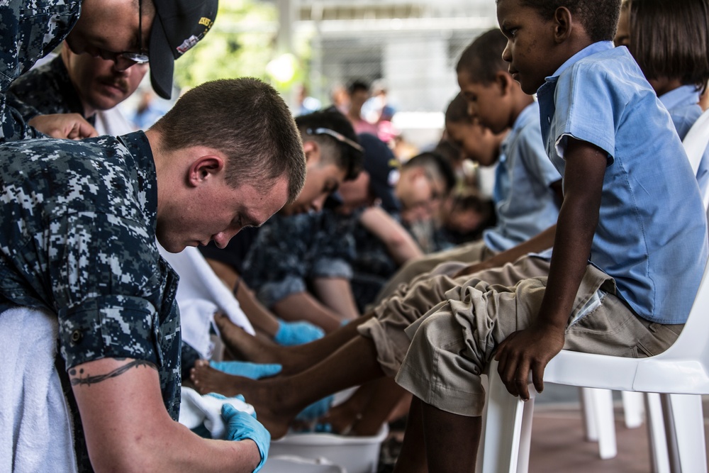 Marines and Sailors bring joy to Santo Domingo
