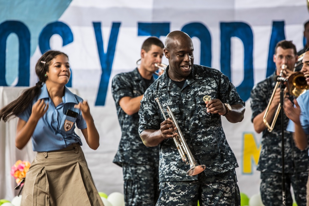 Marines and Sailors bring joy to Santo Domingo