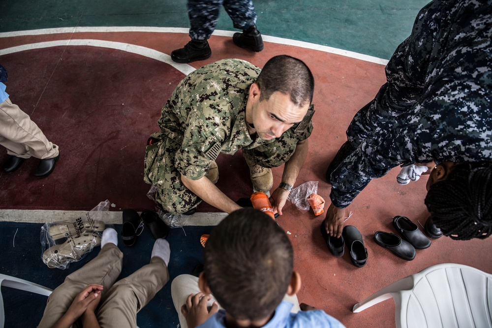 Marines and Sailors bring joy to Santo Domingo